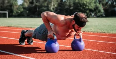 kettlebells pesas rusas pecho